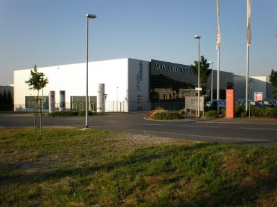 Betriebsgebäude der VON ARDENNE Anlagentechnik GmbH in Dresden-Weißig und Oederan